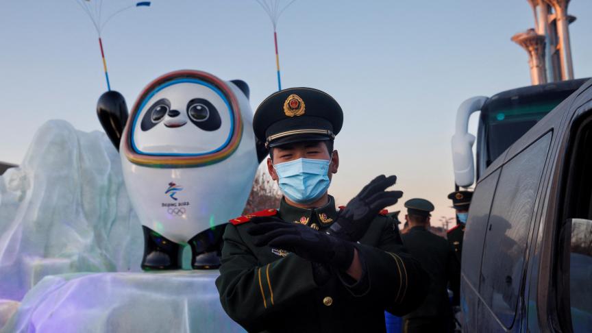 Une jolie mascotte pour les Jeux d’hiver de Pékin. Mais les tensions internationales et le variant omicron mettent les autorités chinoises sur les dents.