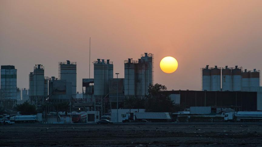 La zone industrielle d’Abou Dhabi: les véhicules ont explosé près des réservoirs de stockage de la compagnie pétrolière Adnoc.
