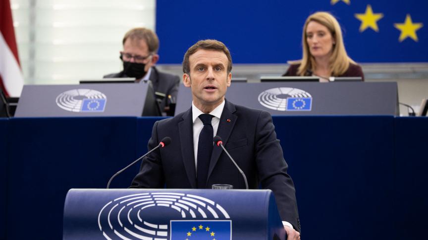 Derrière Emmanuel Macron, la nouvelle présidente Roberta Metsola a dû rappeler à quelques eurodéputés que le Parlement de l’UE n’était pas le lieu d’un débat national.