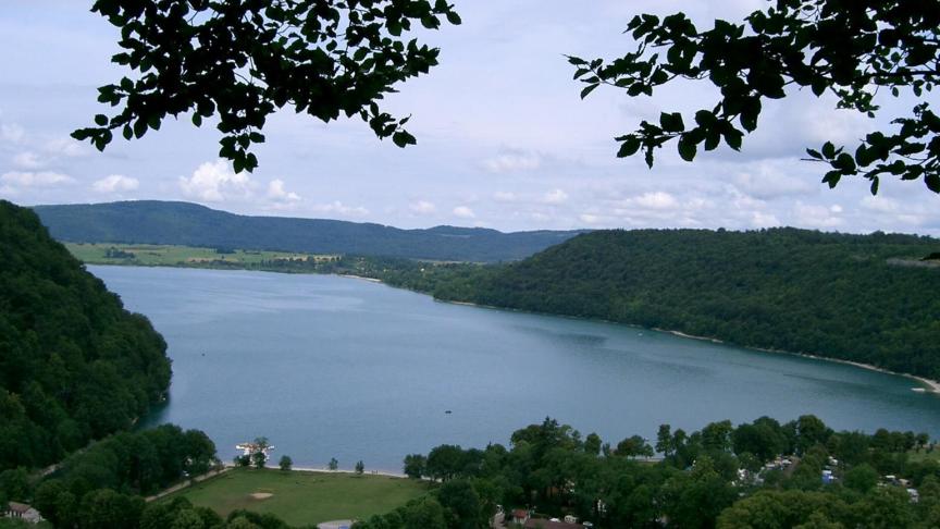 Le lac de Chalain dans le Jura.