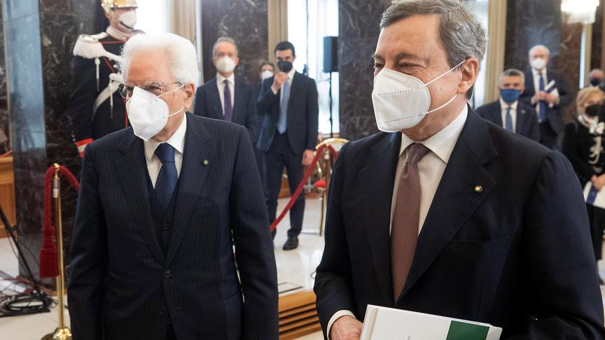 Qui pour succéder au président Sergio Mattarella (à g.)? Le chef du gouvernement, Mario Draghi, reste muet sur ses intentions.