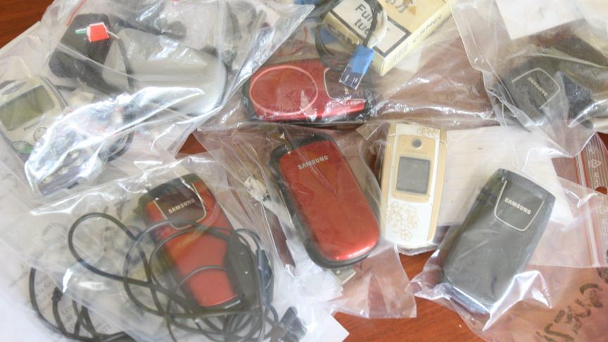 Archives août 2011, sur les téléphones portables confisqués aux détenus de la prison de Grasse lors des parloirs ou des fouilles des cellules