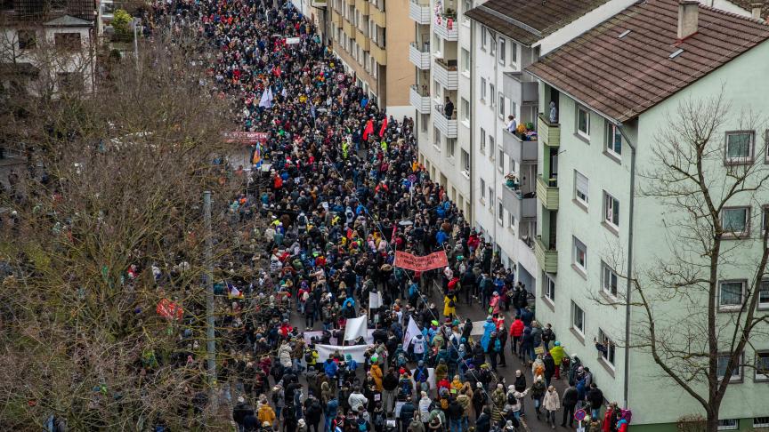 Le 22 janvier 2022 à Stuttgart, de nombreuses personnes manifestent devant la station de radio Suedwestrundfunk (SWR) contre les règles sanitaires et la couverture médiatique.