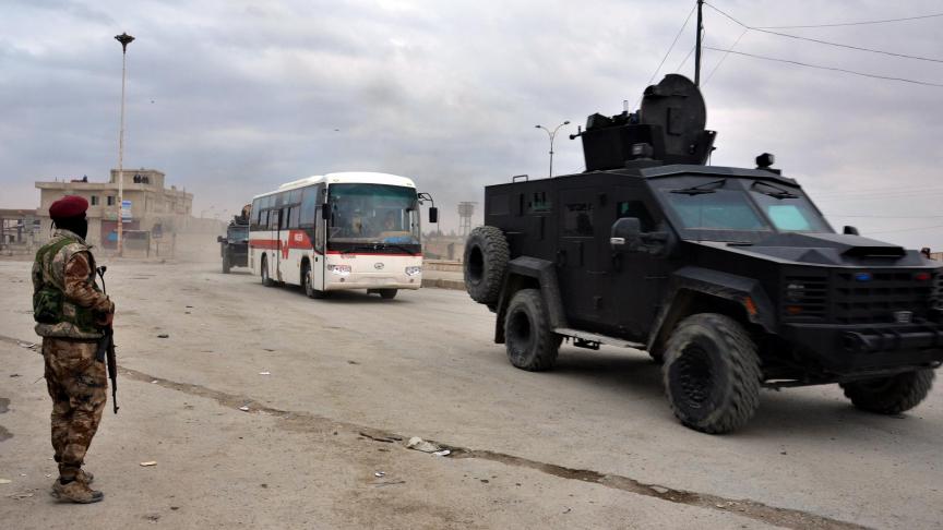 Des prisonniers rattrapés par les forces kurdes après leur évasion de la prison d’Hassaké sont escortés dans ce bus, lundi 24 janvier.