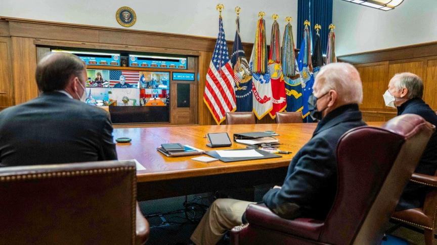 Les Etats-Unis doivent-ils déployer des forces en Europe de l’Est? Tout au long du week-end, dans sa retraite boisée de Camp David (Maryland), Joe Biden a consulté ses experts, relu les compilations de renseignements, toutes alarmantes, parlé à ses alliés, soupesé le pour et le contre.