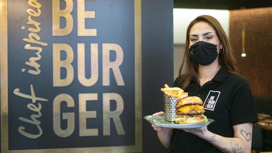Chez Be Burger, polyvalence et flexibilité ont permis jusqu’ici de rester ouvert, malgré des infections et des cas contacts au sein du personnel.