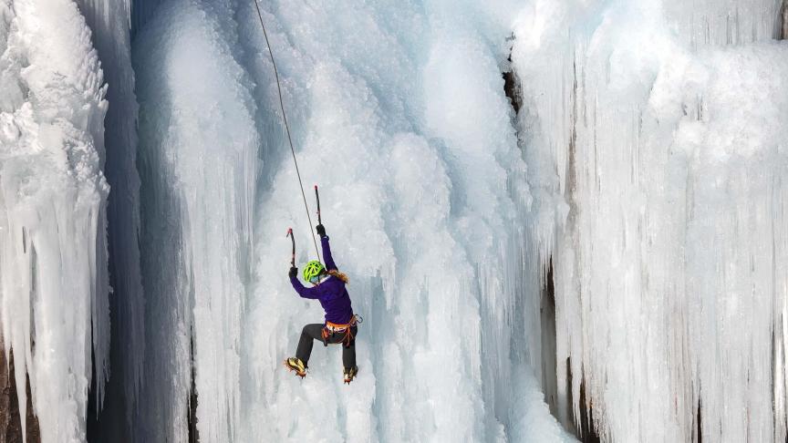 Dans le Colorado aux États-Unis, des grimpeurs profitent des chutes d’eau figées pour faire de l’escalade.