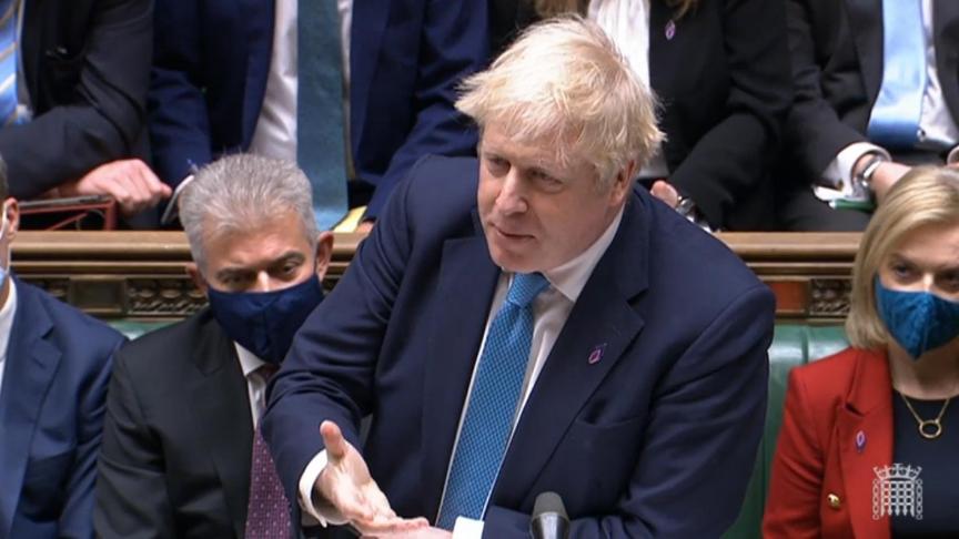 Devant des députés très remontés, mercredi, Boris Johnson a refusé de commenter l’enquête en cours et a rejeté tout départ.