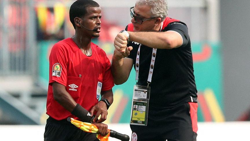L’entraîneur de la Tunisie, Mondher Kebaier, réagit à la fin prématurée du match contre le Mali auprès de l’arbitre, Janny Sikazwe.