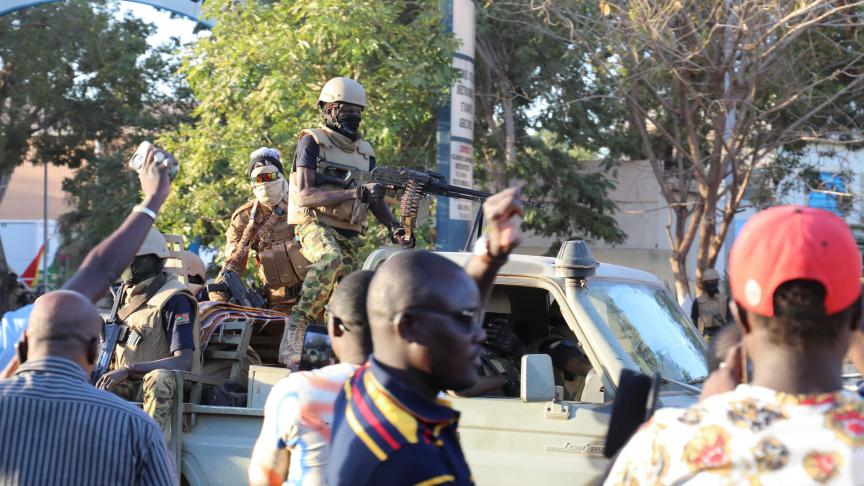 Les militaires salués par la population, lundi dans les rues de Ouagadougou, peu après le coup d’Etat au Burkina Faso.
