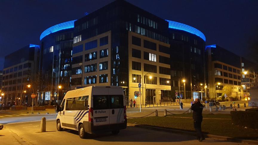 Un véhicule de la police est déjà en place à Bruxelles.