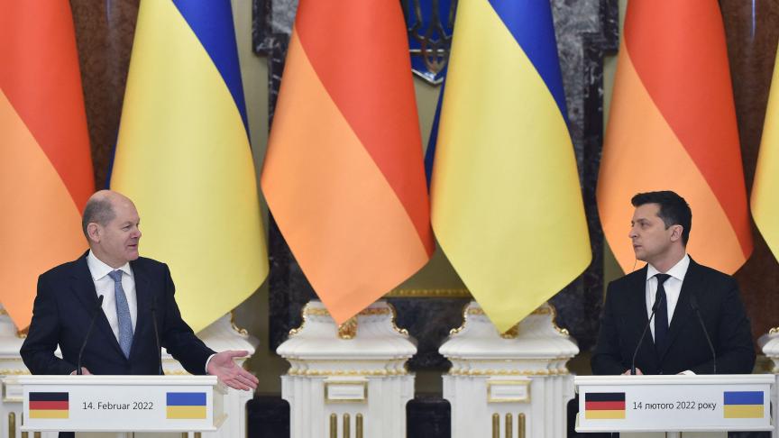 Le président ukrainien Zelensky (à droite) et le chancelier allemand Olaf Scholz ce lundi à Kiev.