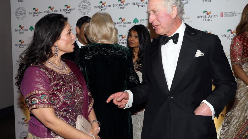Le 9 février, le prince Charles avait encore assisté à une réception sans masque. Il parle ici avec la ministre de l’Intérieur britannique Priti Patel. Le lendemain, il a été testé positif.
