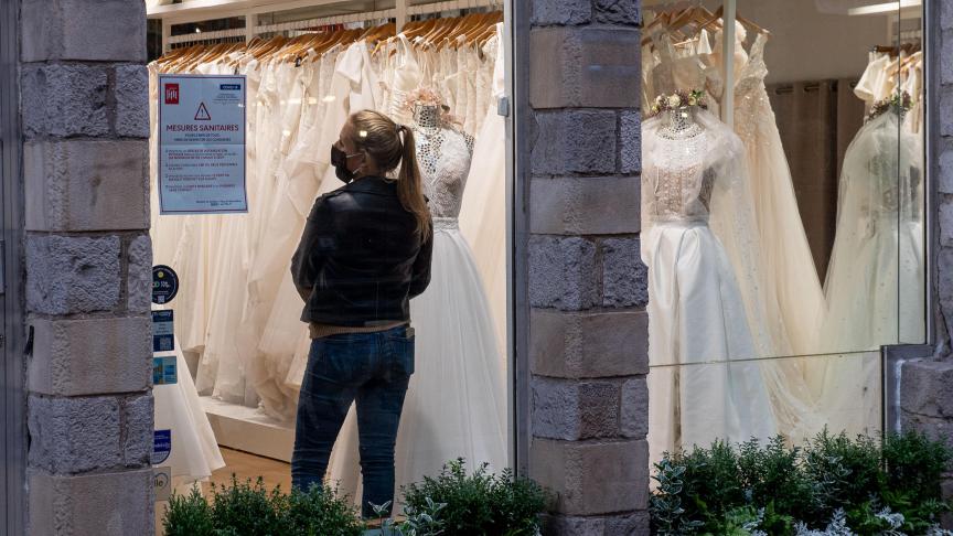 Les affaires ont repris pour les magasins de robes de mariées, même si les budgets dépensés sont moindres.