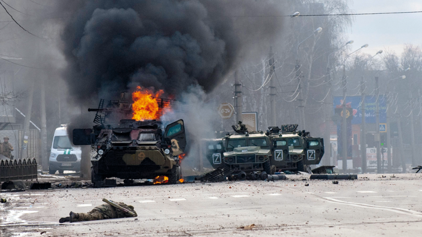 Des blindés russes en feu dans une artère de Kharkiv, dans l’est de l’Ukraine. Les assaillants s’y heurtent à une résistance farouche.