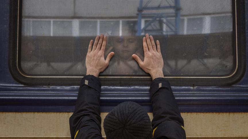 Un père dit au revoir à sa fille dans un train de Kiev à destination de Lviv.