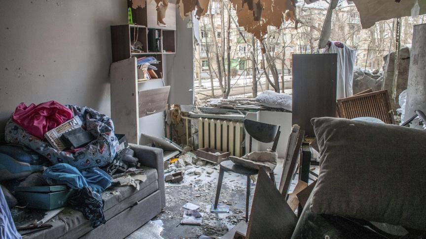 Un appartement détruit dans un immeuble endommagé par les bombardements, à Kharkiv, en Ukraine.