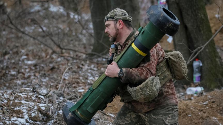 Soldat ukrainien armé d’un Javelin, une arme anti-char.