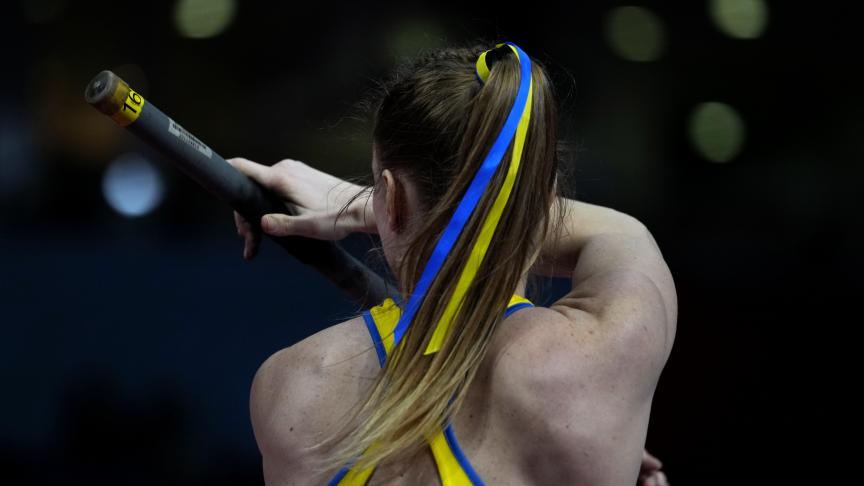 Yana Hladiychuk, d'Ukraine, porte des rubans dans les cheveux aux couleurs du drapeau de son pays lors des Championnats du monde d'athlétisme en salle à Belgrade, en Serbie.