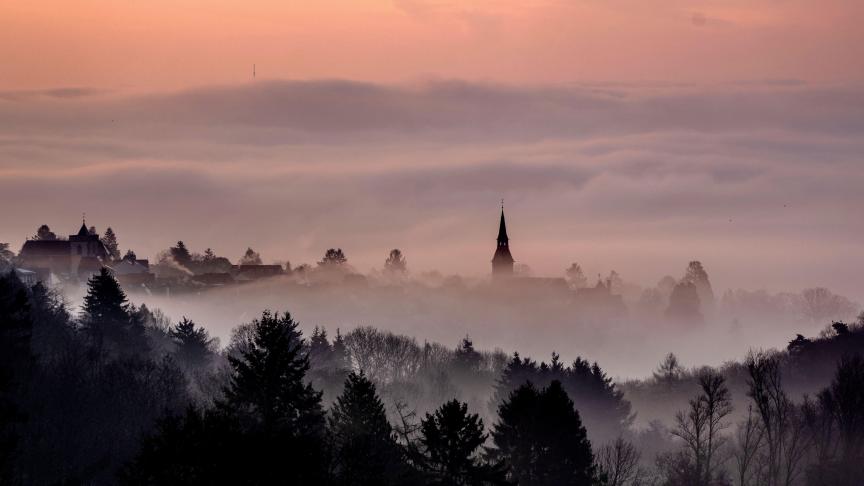Le brouillard tombe sur la ville de Kronberg, près de Francfort en Allemagne.