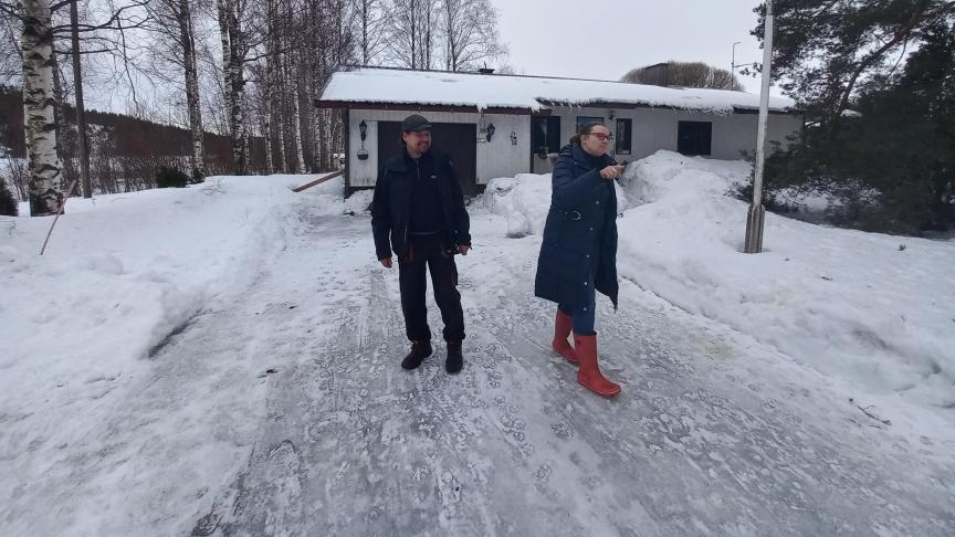 Veli-Matti et sa femme Mia, derniers habitants avant la frontière russe, qui n’est qu’à quelques centaines de mètres.
