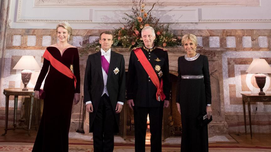 Le décorum des monarchies (ici les Macron reçus par le couple royal au château de Laeken en 2018) sied bien aux présidents de la Ve République, souvent comparés à des monarques républicains.