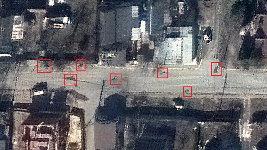 La rue Yablonska, à Boutcha, le 19mars. Entourés de rouge, des cadavres sont déjà bien présents. Les clichés journaliers des satellites Maxar montrent des corps à partir du 9 mars, soit bien avant le départ des soldats russes ce week-end.