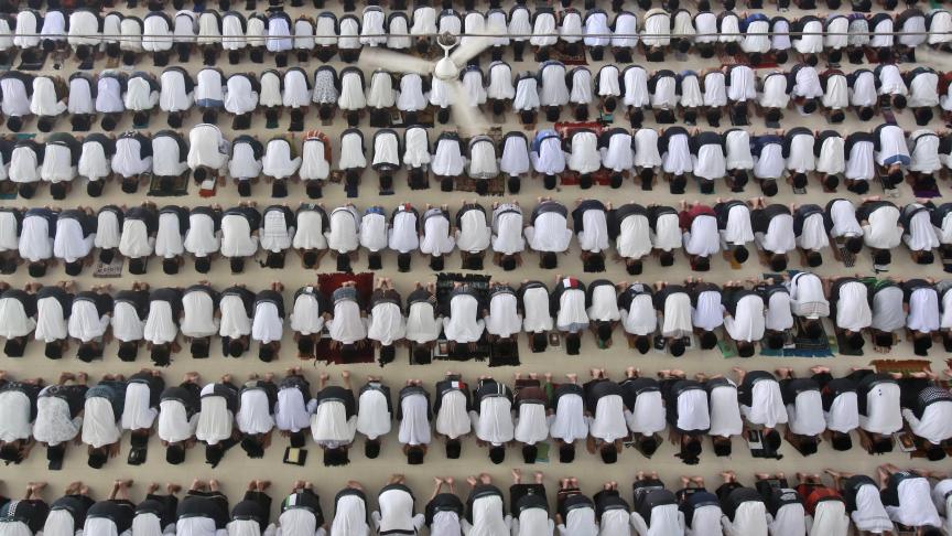 En Indonésie, les étudiants observent la prière du midi pendant le ramadan.