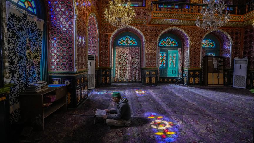Dans la région de Cachemire, un homme lit des passages du Coran lors du début du ramadan.