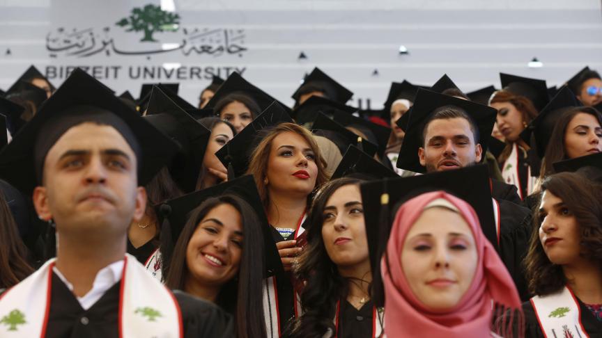 Des étudiants palestiniens célèbrent la 42e cérémonie de remise des diplômes à l'Université Birzeit dans la ville de Ramallah en Cisjordanie, le 01 juillet 2017. L'université Birzeit a été le premier établissement d'enseignement supérieur créé en Palestine.