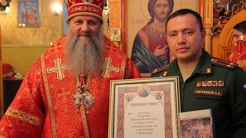 Le lieutenant-colonel Azatbek Asanbekovich Omurbekov est un officier trapu d’une quarantaine d’années, photographié en novembre 2021 après avoir été béni par le patriarche orthodoxe de Khabarovsk.