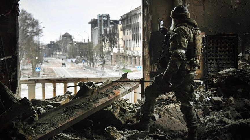 Un soldat russe photographié ce mardi par l’Agence France-Presse lors d’une mission organisée par l’armée dans les ruines du théâtre de Marioupol, dont la chute serait le symbole d’une défaite ukrainienne.