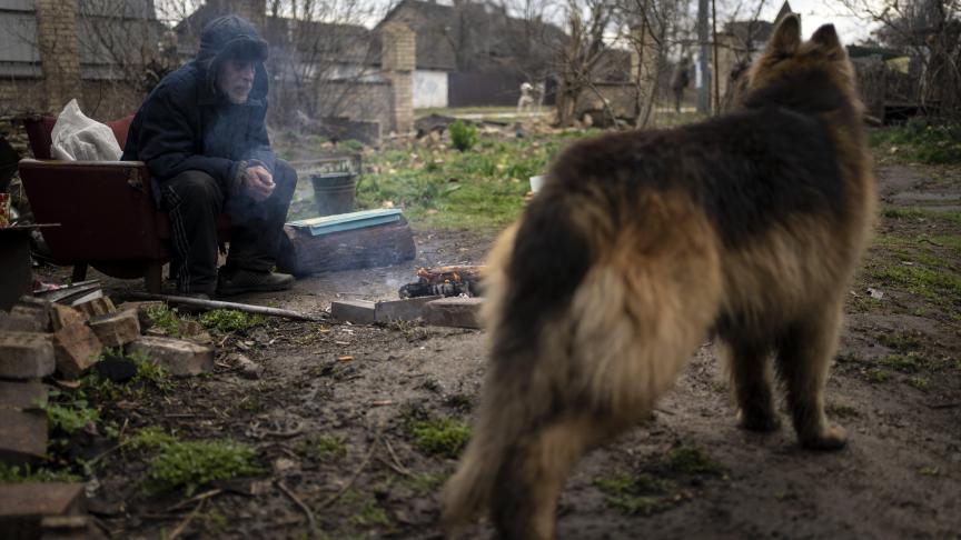 Un habitant de la ville dévastée de Boutcha en Ukraine.
