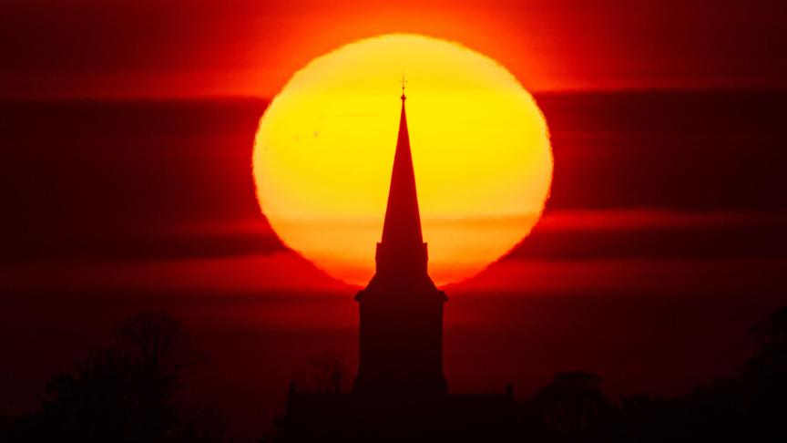 Lever de soleil derrière l’église St Mary’s à Garforth, au Royaume-Uni.