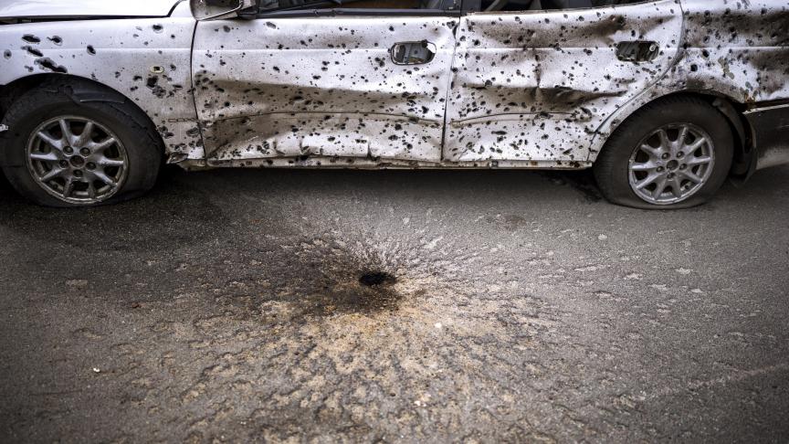 Une voiture a été endommagée par les éclats d'une explosion à Irpin, dans la périphérie de Kiev, en Ukraine.