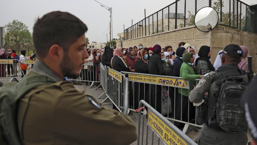 Les Palestiniens doivent se soumettre à de nombreux contrôles et subir une interminable attente aux «Chekpoints» pour se rendre d’une enclave à l’autre.