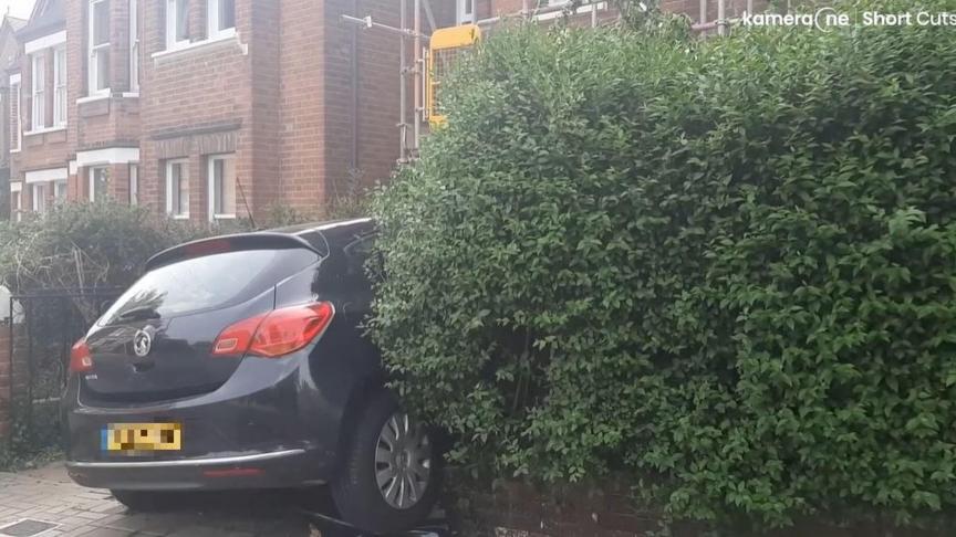 2022-05-12 15_54_15-Car crashes into Boris Johnson's London home - Vidéo Dailymo