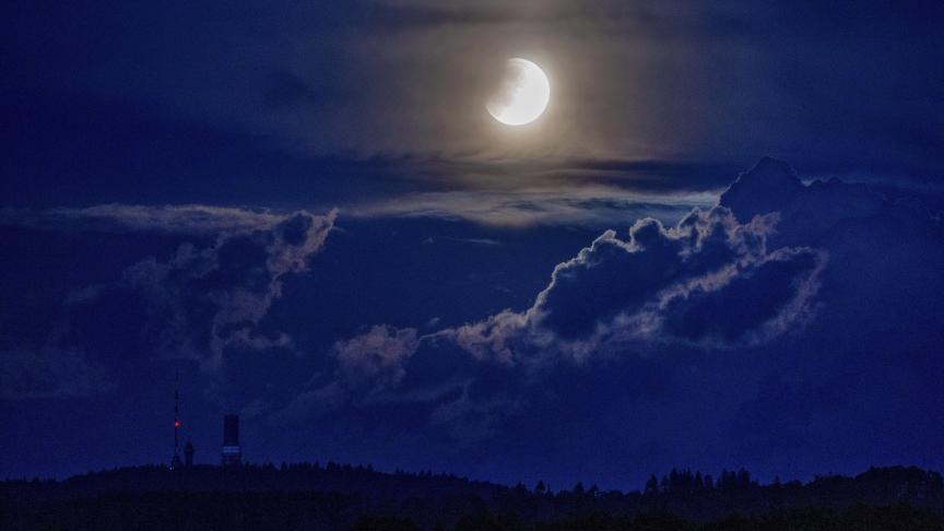 Une éclipse lunaire vue depuis de Francfort, en Allemagne, le lundi 16 mai 2022.
