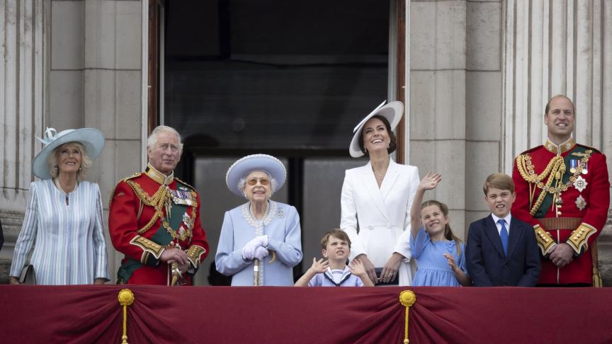 La Reine est apparue au balcon entourée seulement des membres actifs de la famille royale.