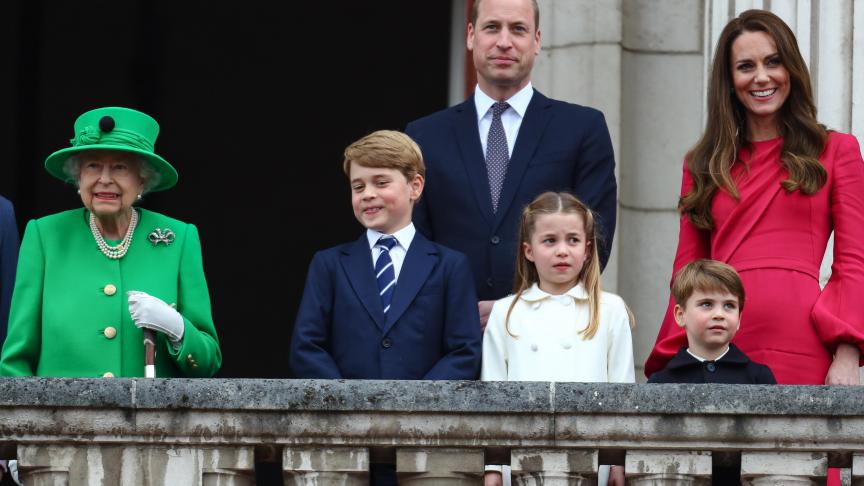 La reine Elisabeth II en compagnie du prince William, de son épouse Kate Middleton et de leur trois enfants : le prince George, la princesse Charlotte et le prince Louis.