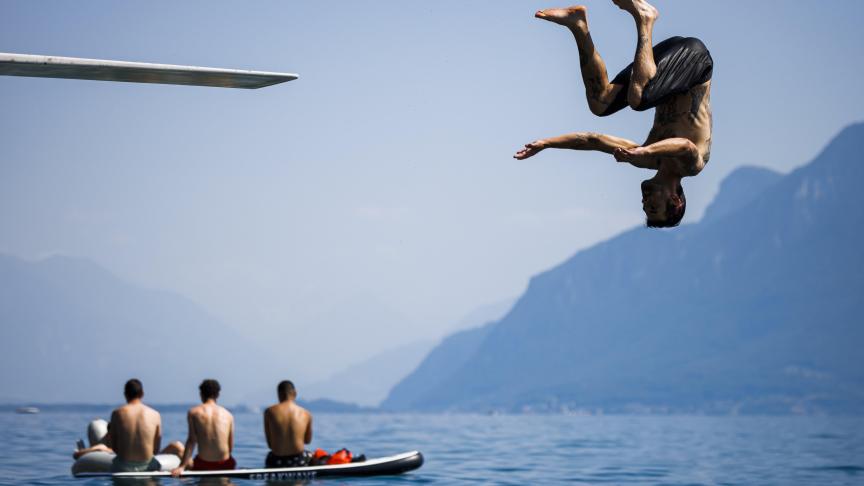 Un homme saute dans le lac Léman à Saint-Saphorin, en Suisse.