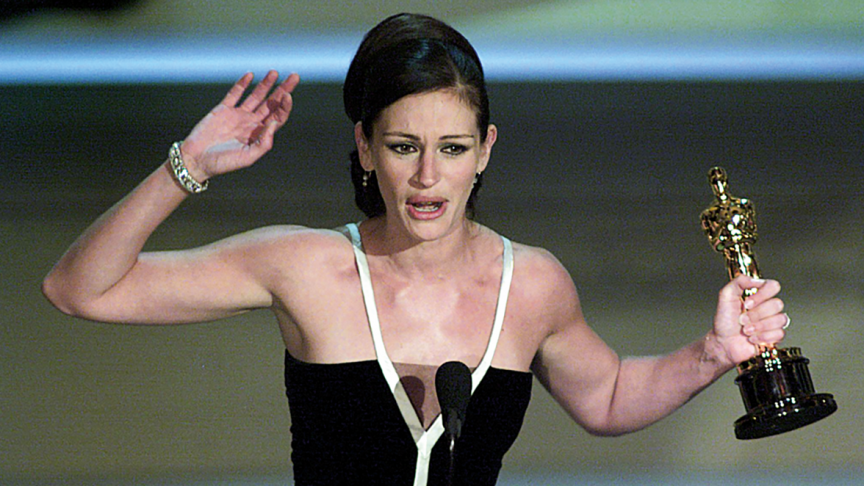 Julia Roberts remporte l’Oscar de la meilleure actrice en 2001, pour son rôle dans «Erin Brokovich». Elle marque aussi les esprits avec une robe vintage.