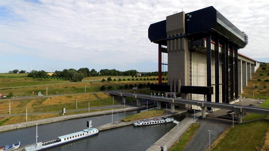 Prouesse du génie civil belge, l’ascenseur funiculaire permet à des barges de 1.350 tonnes de franchir un dénivelé de plus de 70 mètres.
