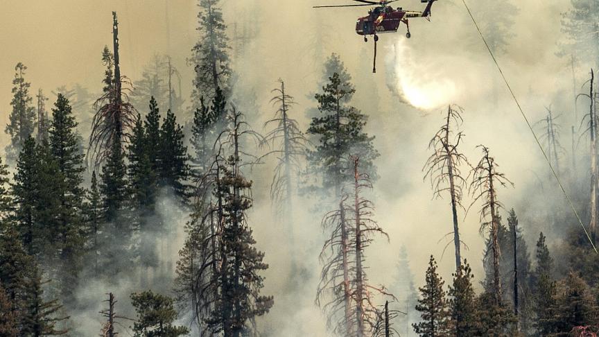 À Mariposa, en Californie, un hélicoptère largue de l'eau sur l'incendie de Washburn qui brûle dans le parc national de Yosemite.