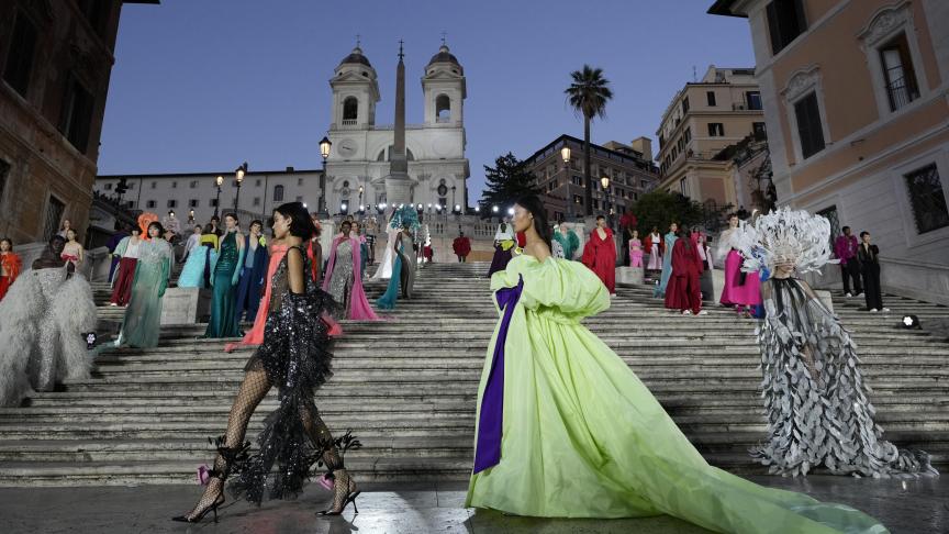 La collection femme automne-hiver de Valentino a été dévoilée sur la place d'Espagne, à Rome.