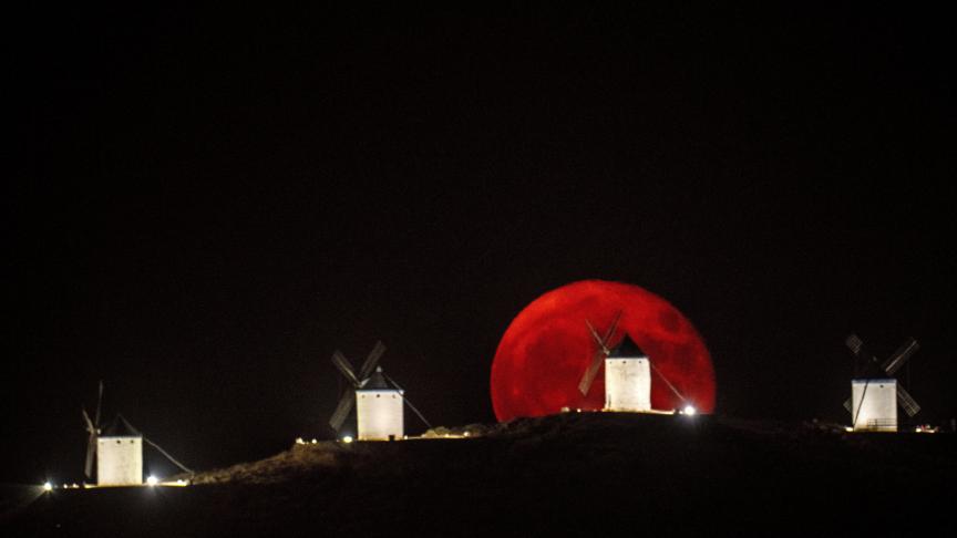 La pleine lune se lève à Consuegra, en Espagne.