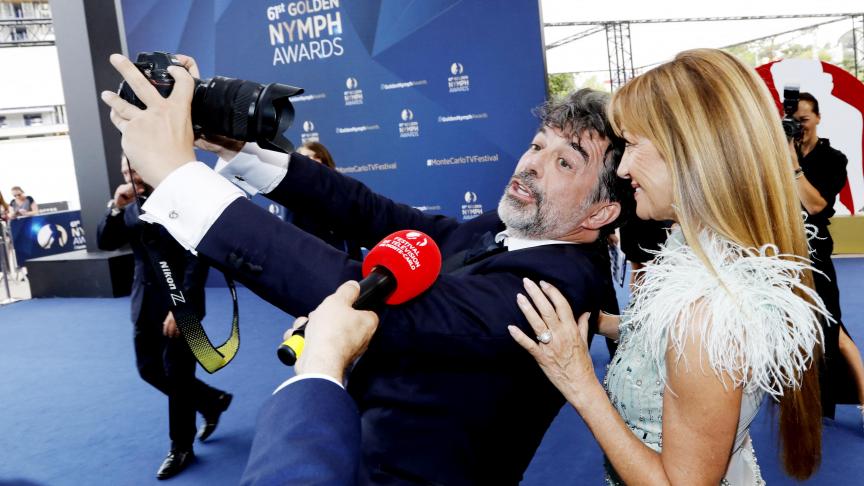 Stéphane Plaza est un grand farceur et n’hésite pas à se moquer de sa popularité, comme ici avec Jane Seymour à la cérémonie de clôture du 61e Festival de télévision de Monte-Carlo, le 21 juin 2022.