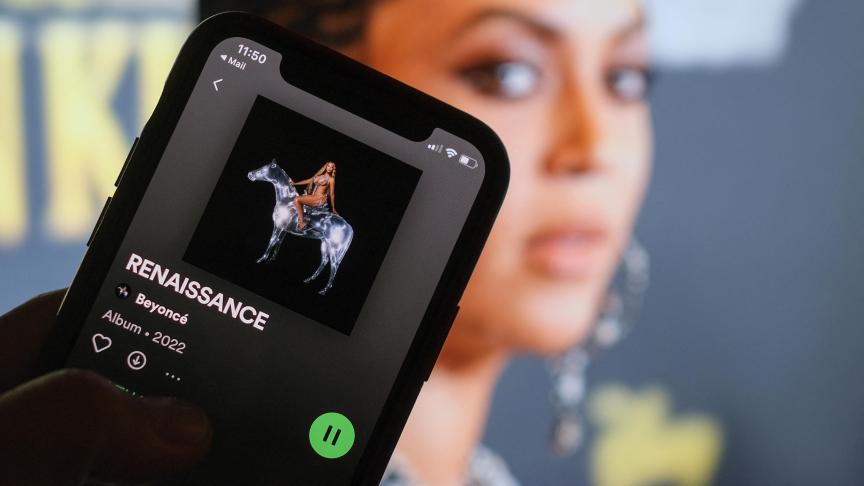 Sur cette photo d'illustration prise le 28 juillet 2022 à Los Angeles, le nouvel album de Beyoncé, «Renaissance» est en lecture sur un smartphone avec une photo de la chanteuse en arrière-plan.