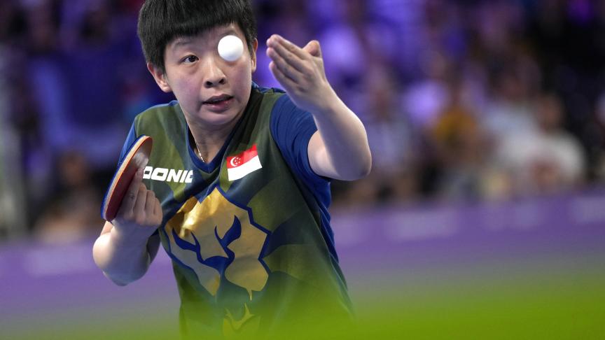 Jian Zeng de Singapour sert lors du match de tennis de table contre Jian Zeng de Singapour aux Jeux du Commonwealth.