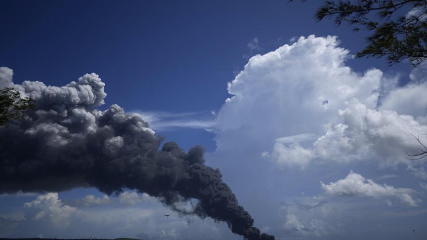 Une énorme colonne de fumée s'élève de la base de superpétroliers en feu de Matanzas, à Cuba.